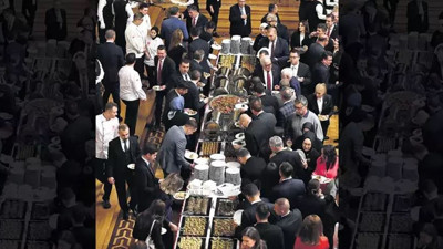 Mor çiçeklerle süslü zeytinyağlı sumaklı ekşili incir dolması. Birecik patlıcanı içinde fıstıklı Hatay humusu. Meclis'in açılış yemeği menünün tam listesi