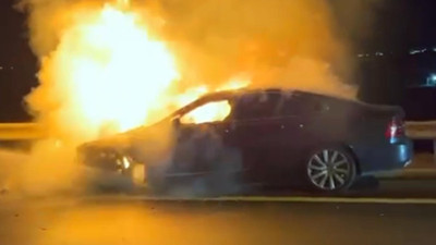 Seyir halinde alev alan otomobil cayır cayır yandı (04 Ekim 2023)