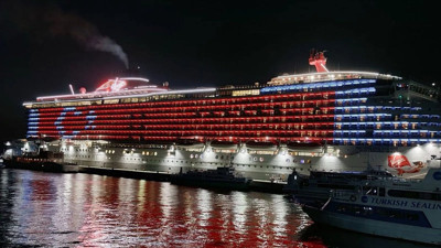 Bodrum'da dev kruvaziyer, Türk bayrağı şeklinde aydınlatıldı