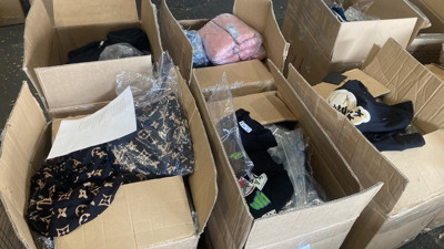 Giyim kolileri arasına gizlenmiş 15 bin paket sigara buldu