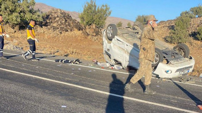 Düz yolda takla 3 kişi öldü