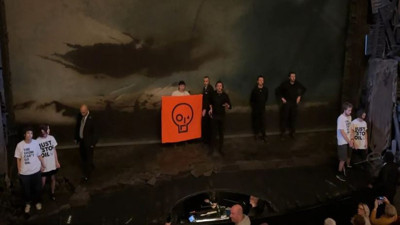 İklim aktivistleri Sefiller müzikalini basarak kendilerini zincirlediler