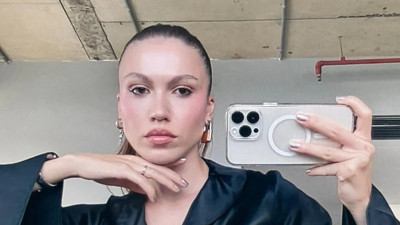 Fenomen Duygu Özaslan Paris'teki defileye iç çamaşırıyla katıldı