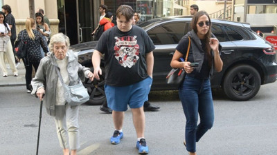 Çilingiroğlu kardeşlerden babaanneye doğum günü sürprizi