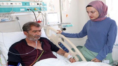 Elini cebinden çıkar dediği hastanın içeriye giren yakınları doktoru az daha öldürüyorlardı. Yarım saat dövdüler