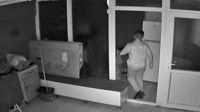 Güvenlik kamerasını izleyen kuaför gözlerine inanamadı. İşe yeni aldığı çırak odaya girip kabusu yaşattı