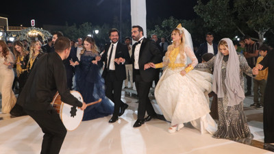 Kilolarca altın takıldı gelin halay çekemedi