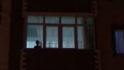 Telefon açtı itfaiye alarma geçti. Camdan bakan çocuk şaştı kaldı