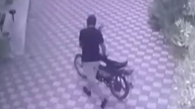 Namazı yarıda bırakıp hırsızlık yaptı