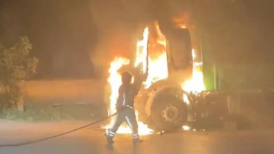 Seyir halindeki kamyon yandı