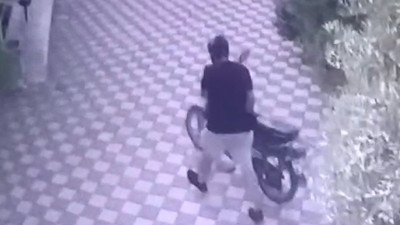 İmamın motosikletinin çalındığı anlar kamerada. Cemaat namazda hırsız iş başında