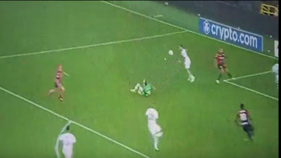 Milan'da Olivier Giroud kaleye geçti. Yaptığı kurtarış gündem oldu