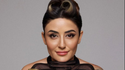 Melek Mosso nikahından sonra gelinlikle konser verecek. Sahneye çıkma sebebi alkışlattı