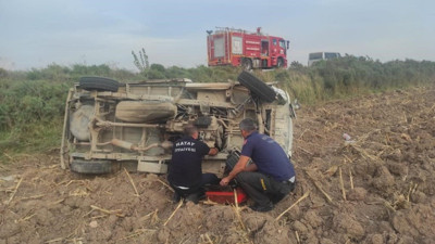 Kamyonet tarlaya uçtu: 3 yaralı