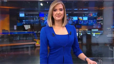 Ünlü sunucu Simge Fıstıkoğlu’nun başı sapıklarıyla dertte. Uzaklaştırma kararı aldırdı