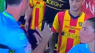 Erkek hakem kadın meslektaşının elini sıkmadı ortalık karıştı