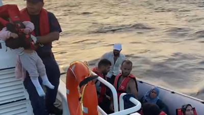 Çanakkale'de Yunan unsurlarının ölüme terk ettiği 20 kaçak göçmen kurtarıldı