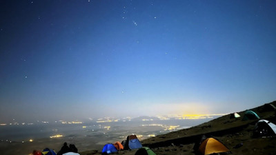 Çadırını kapan bu muhteşem yere koşuyor. Süphan'da gün şafaktan önce başlıyor