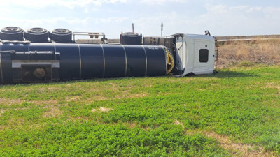 Asfalt tankeri şarampole yuvarlandı. Facianın eşiğinden dönüldü