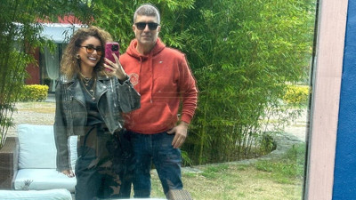 Özcan Deniz'in hamile eşi tektaşını gösterdi. Yorum yağdı