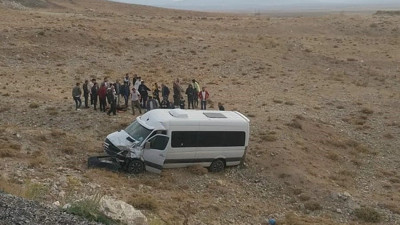 Tıra arkadan çarpan minibüs yoldan çıktı: 6 yaralı