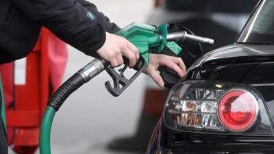 Benzin ve motorin fiyatlarına savaş darbesi