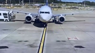 İniş yapan Ryanair uçağı pistte kamyona çarptı. Yakıt deposu mucize eseri infilak etmedi