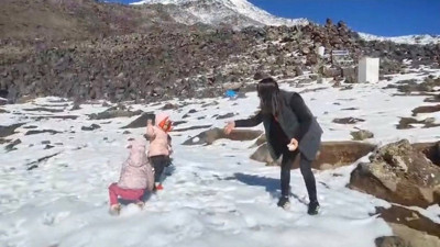 2.5 yaşında Ağrı Dağı'nın zirvesine tırmandı