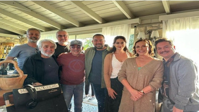 Usta sanatçı Ata Demirer'in setine baskın yaptı