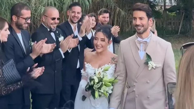 Melek Mosso evlendi. Nikahtan sonra oraya koştu