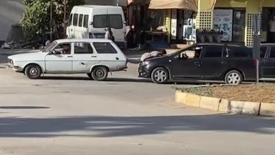 Çocuğu halat yaptılar. Trafikte pes dedirten görüntüler
