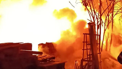 Yanan odunlar otomobili de yaktı