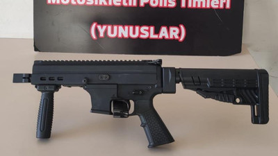 Asayiş uygulaması sırasında durduruldu. Araçtan otomatik tüfek çıktı
