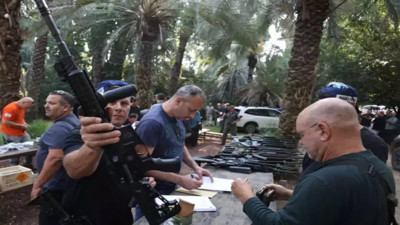 İsrail ordusu halka silah dağıtıyor. Görüntüler geldi