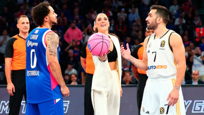 Cansu Dere Euroleague maçını pembe topla başlattı