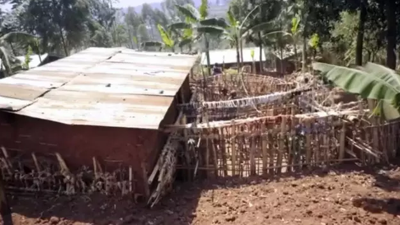 55 yıldır kadınlardan saklanıyor. Evinin etrafına 15 metrelik çit ördü