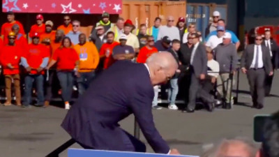 Biden yine düşüyordu!