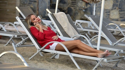 Güzel sunucu iş toplantısını sahilde yaptı