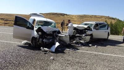 2 otomobil kafa kafaya çarpıştı; 8 yaralı