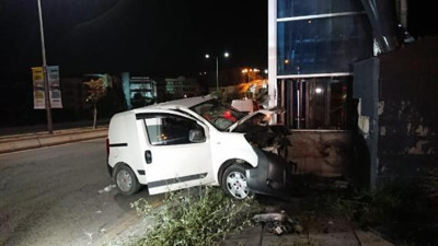 Hafif ticari araç, üst geçidin asansörüne çarptı: 2 ölü, 1 yaralı