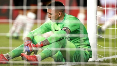 Galatasaray'da Muslera yürekleri ağza getirdi. Derbi öncesi korkutan gelişme