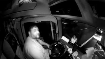 Yolda canlı yayın yapan kamyoncu şoke oldu. “Önündeki aracı takip et” dediler