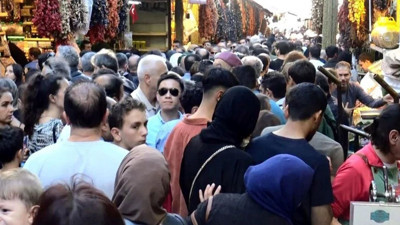 Eminönü’nde insan seli