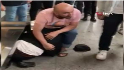 Metroda tartıştığı kadına yumruk atan adama vatandaşlardan meydan dayağı