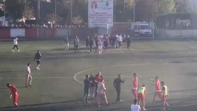 Hakem önce maçı bitirdi, sonra yeniden başlattı. Amatör'de görülmemiş karar