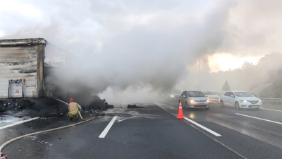 Kumaş yüklü tır alev alev yandı. Otoyol dumana boğuldu