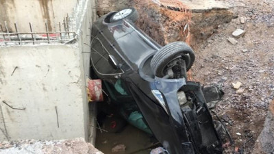 Kaza yapmamak için direksiyonu kırdı çukura düştü