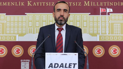 Meclis'te "Adalet" yazısı ile poz veren vekil kaçak elektriği savundu