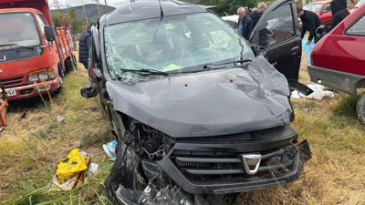 Kontrolden çıkan otomobil tarlaya savruldu: 1'i ağır 4 yaralı