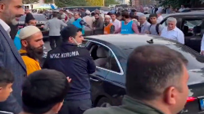 Menzil Tarikatı'nın yeni şeyhinin lüks makam aracı ve ona gül atan devlet memuru...